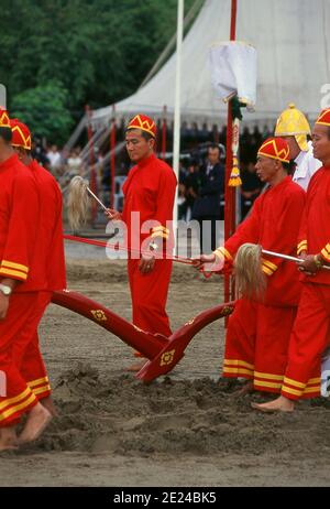 La cérémonie royale de labourage est un ancien rituel de Brahman qui se tient chaque année à Bangkok à Sanam Luang, en face du Grand Palais. L'événement est exécuté pour obtenir un démarrage propice à la saison de croissance du riz. Le champ de Sanam Luang est semé de graines bénies par le roi. Les agriculteurs collectent ensuite les graines pour les replanter dans leurs propres champs. Cette cérémonie se tient également au Cambodge et au Sri Lanka. Banque D'Images