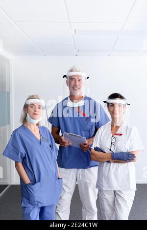 Les médecins portant des équipements de protection individuelle à l'hôpital Banque D'Images