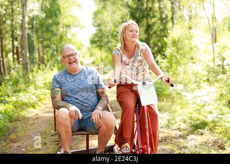 Couple à bord d'une voiture Banque D'Images