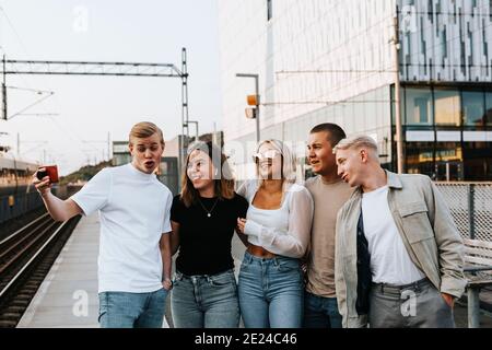 Jeunes amis prendre des selfies Banque D'Images