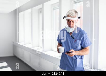 Médecin portant un équipement de protection individuelle à l'hôpital Banque D'Images