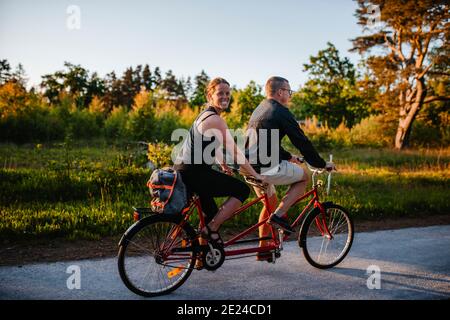 Couple riding tandem Banque D'Images