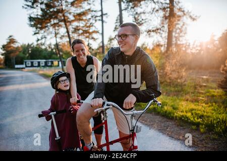 Parents avec fille à vélo Banque D'Images