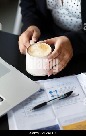Womans mains tenant tasse de café Banque D'Images