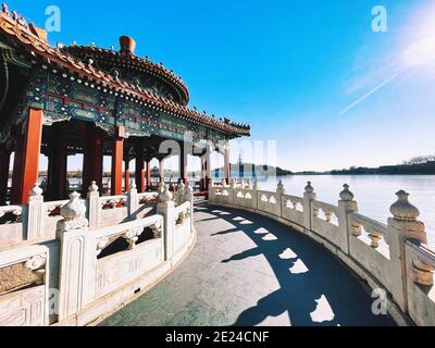 Xicheng, Xicheng, Chine. 12 janvier 2021. Beijing, CHINE-en hiver, le pavillon Wulong du parc Beihai offre un paysage illimité et est haut dans le vent froid. Crédit : SIPA Asia/ZUMA Wire/Alay Live News Banque D'Images