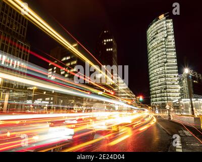 Berlin, Allemagne. 11 janvier 2021. Les véhicules de la Potsdamer Platz ne peuvent être vus que comme des bandes lumineuses (longue exposition). Credit: Paul Zinken/dpa/Alay Live News Banque D'Images