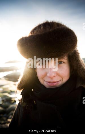 Portrait of woman wearing fur hat Banque D'Images