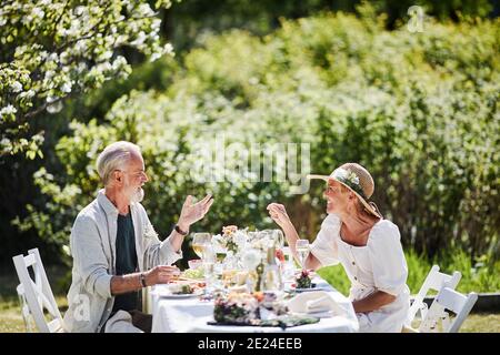 Couple repas dans le jardin