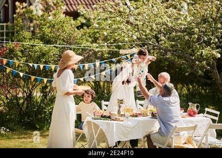 Family having party in garden Banque D'Images