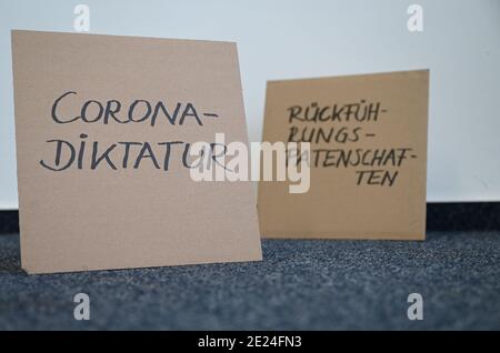 Darmstadt, Allemagne. 12 janvier 2021. ILLUSTRATION - dans l'Institut de linguistique de la tu Darmstadt, il y a deux panneaux en carton avec les inscriptions "Rückführungspatenschätten" et "Corona-Diktatur". Pour l'année 2020, le jury a choisi une paire d'unwords. Dans le cadre des propositions pour l'épée de l'année, la pandémie de Corona était le thème dominant. Credit: Arne Dedert/dpa/Alay Live News Banque D'Images