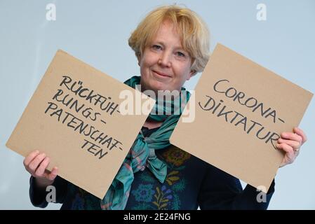 Darmstadt, Allemagne. 12 janvier 2021. Nina Janich, linguiste à la tu Darmstadt et porte-parole du jury de la campagne "Unword of the Year", a deux panneaux en carton dans son institut avec les inscriptions "Rückführungspatenschätten" et "Corona-Diktatur". Pour 2020, le jury a choisi une paire d'unwords. Dans le cadre des propositions pour l'épée de l'année, la pandémie de Corona était le thème dominant. Credit: Arne Dedert/dpa/Alay Live News Banque D'Images