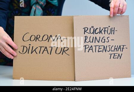 Darmstadt, Allemagne. 12 janvier 2021. Nina Janich, linguiste à la tu Darmstadt et porte-parole du jury de la campagne "Unword of the Year", a deux panneaux en carton dans son institut avec les inscriptions "Rückführungspatenschätten" et "Corona-Diktatur". Pour 2020, le jury a choisi une paire d'unwords. Dans le cadre des propositions pour l'épée de l'année, la pandémie de Corona était le thème dominant. Credit: Arne Dedert/dpa/Alay Live News Banque D'Images