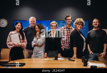 Portrait de professionnels créatifs qui ont réussi ensemble. Équipe de professionnels réunis dans une salle de réunion. Banque D'Images
