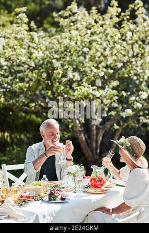 Couple repas dans le jardin