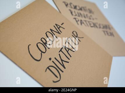 Darmstadt, Allemagne. 12 janvier 2021. ILLUSTRATION - dans l'Institut de linguistique de la tu Darmstadt, il y a deux panneaux en carton avec les inscriptions "Rückführungspatenschaften" et "Corona-Diktatur". Pour l'année 2020, le jury a choisi une paire d'unwords. Dans le cadre des propositions pour l'épée de l'année, la pandémie de Corona était le thème dominant. Credit: Arne Dedert/dpa/Alay Live News Banque D'Images
