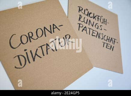 Darmstadt, Allemagne. 12 janvier 2021. ILLUSTRATION - dans l'Institut de linguistique de la tu Darmstadt, il y a deux panneaux en carton avec les inscriptions "Rückführungspatenschaften" et "Corona-Diktatur". Pour l'année 2020, le jury a choisi une paire d'unwords. Dans le cadre des propositions pour l'épée de l'année, la pandémie de Corona était le thème dominant. Credit: Arne Dedert/dpa/Alay Live News Banque D'Images