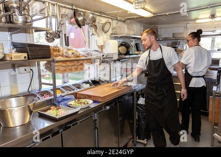 Man and Woman working in restaurant kitchen Banque D'Images