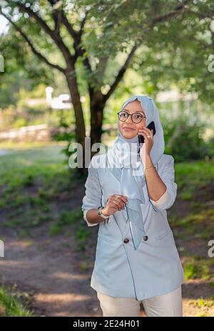 Smiling Woman talking via cell phone Banque D'Images