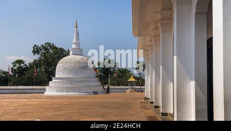 Petit stupa à Ruwanwelisaya Stupa dans la ville sacrée de Anuradhapura au Sri Lanka Banque D'Images