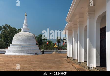 Petit stupa à Ruwanwelisaya Stupa dans la ville sacrée de Anuradhapura au Sri Lanka Banque D'Images