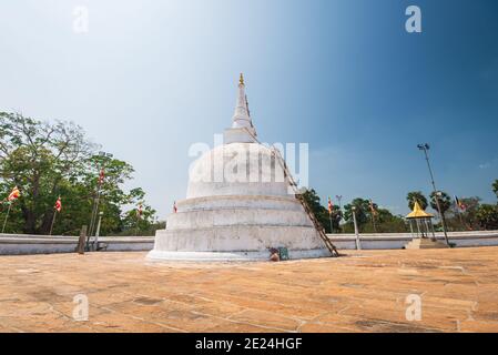 Petit stupa à Ruwanwelisaya Stupa dans la ville sacrée de Anuradhapura au Sri Lanka Banque D'Images