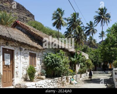 Rua Banana avec des maisons traditionnelles datant de la fondation de la ville au XVe siècle. Cidade Velha, centre historique de Ribeira Grande, liste Banque D'Images