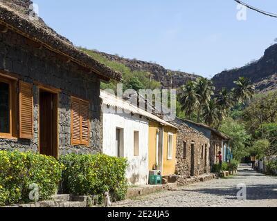 Rua Banana avec des maisons traditionnelles datant de la fondation de la ville au XVe siècle. Cidade Velha, centre historique de Ribeira Grande, liste Banque D'Images