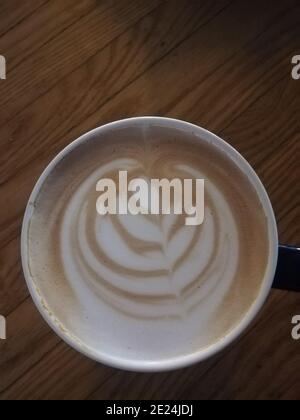 Une tasse de café est un récipient dans lequel le café et les boissons à base d'espresso sont servis. Les tasses à café sont généralement en céramique émaillée Banque D'Images