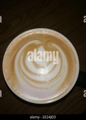 Une tasse de café est un récipient dans lequel le café et les boissons à base d'espresso sont servis. Les tasses à café sont généralement en céramique émaillée Banque D'Images