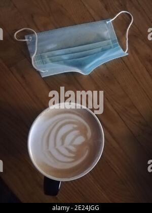 Une tasse de café est un récipient dans lequel le café et les boissons à base d'espresso sont servis. Les tasses à café sont généralement en céramique émaillée Banque D'Images