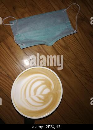 Une tasse de café est un récipient dans lequel le café et les boissons à base d'espresso sont servis. Les tasses à café sont généralement en céramique émaillée Banque D'Images