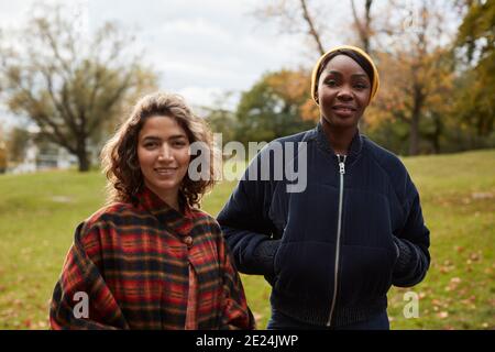 Des amies qui regardent l'appareil photo Banque D'Images