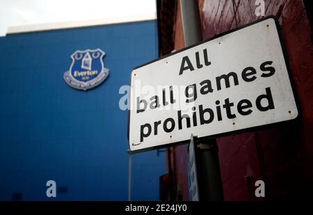 Photo du dossier datée du 16-03-2020, d'UNE vue générale d'un panneau interdiction de tous les jeux de ballon à l'extérieur de Goodison Park, Liverpool. Banque D'Images