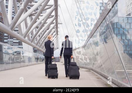 Deux agents de bord féminins à l'aéroport Banque D'Images