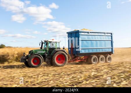 Tracteur avec remorque sur le terrain Banque D'Images