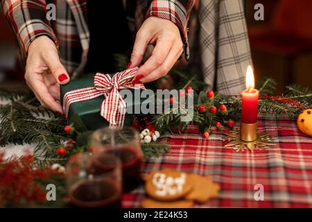 Femmes mains ouverture Noël présent Banque D'Images