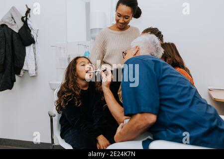 Parents avec fille au bureau des médecins Banque D'Images