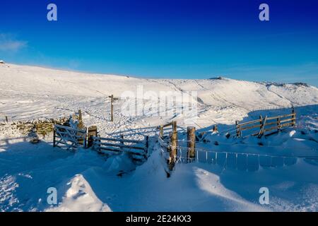 Le haut de la Jacobs Ladder Path à Kinder Scout de Edale dans la neige d'hiver, Peak District National Park Banque D'Images