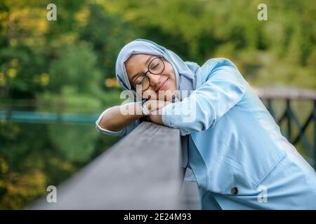 Smiling woman with eyes closed Banque D'Images