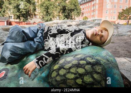 Fille couchée sur le rocher Banque D'Images