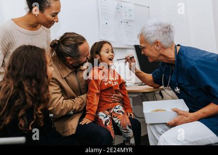 Parents avec fille au bureau des médecins Banque D'Images