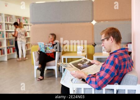 Les gens reading in library Banque D'Images