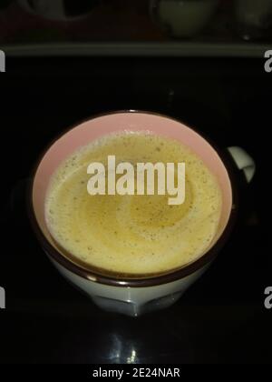 Une tasse de café est un récipient dans lequel le café et les boissons à base d'espresso sont servis. Les tasses à café sont généralement en céramique émaillée Banque D'Images