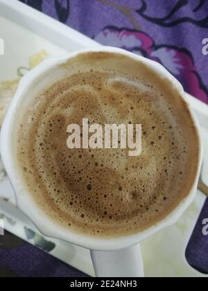 Une tasse de café est un récipient dans lequel le café et les boissons à base d'espresso sont servis. Les tasses à café sont généralement en céramique émaillée Banque D'Images