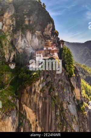 Monastère de Taktsang sur une corniche de montagne, Bhoutan Banque D'Images