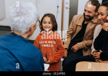 Parents avec fille au bureau des médecins Banque D'Images