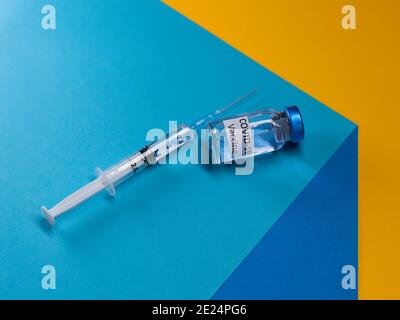 Vaccin Covid-19 et seringue sur une table Banque D'Images