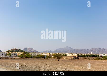 Hatta Town avec bâtiments résidentiels paysage, les montagnes Hajar en arrière-plan. Émirats arabes Unis. Banque D'Images