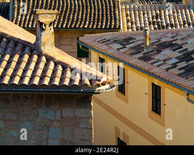 Vue sur les toits de maisons traditionnelles dans une rue étroite dans le centre de Soller une ville dans le nord-ouest de Majorque Iles Baléares Espagne. Banque D'Images