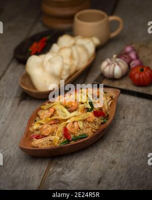 Nasi Goreng avec des craquelins de riz Banque D'Images